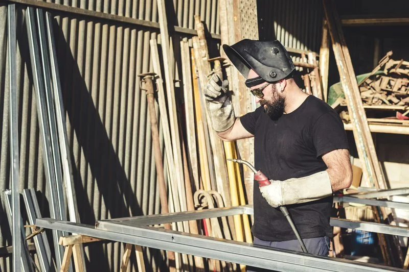 Schlosser arbeitet an einem Metallrahmen